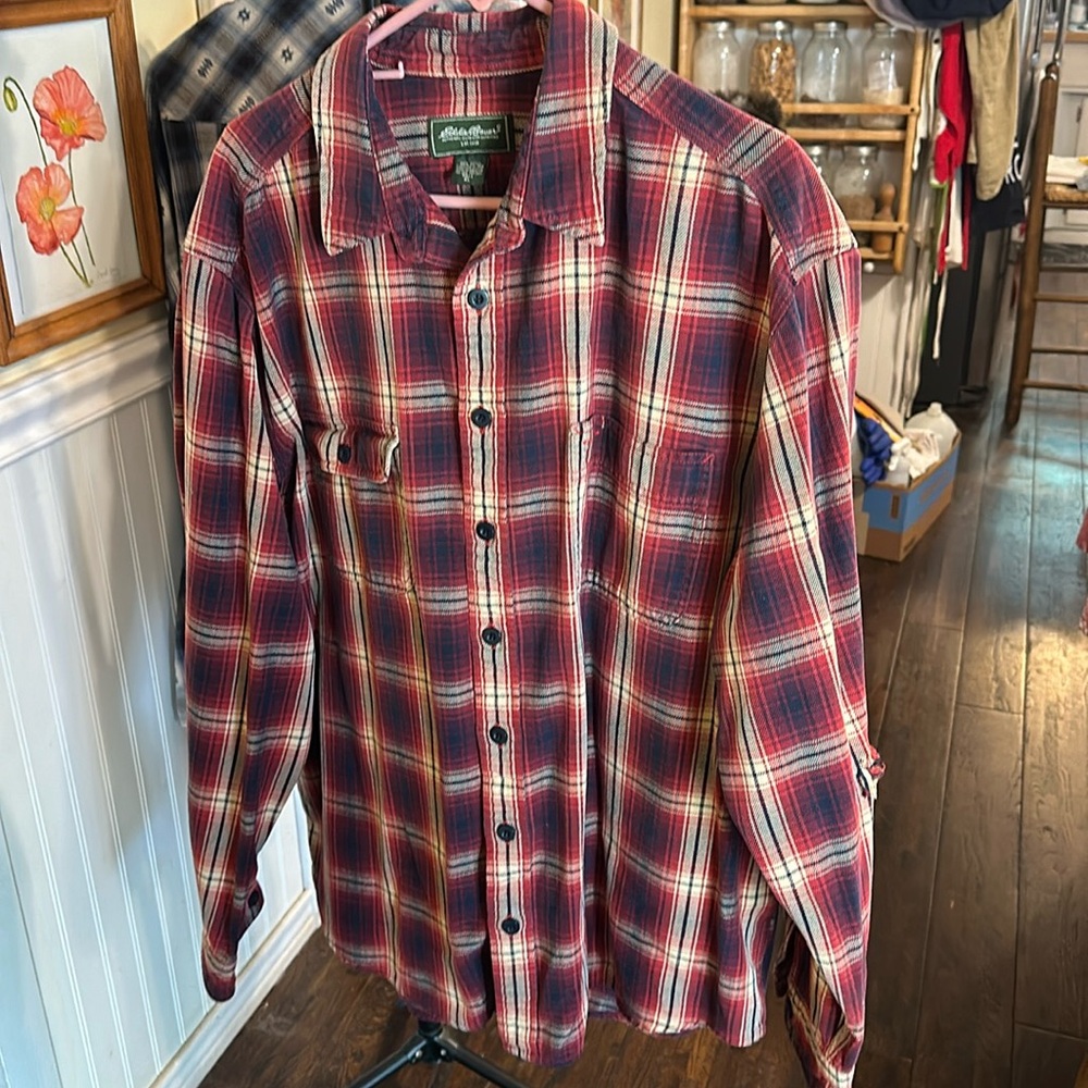 Men’s midweight Eddie Bauer button down shirt